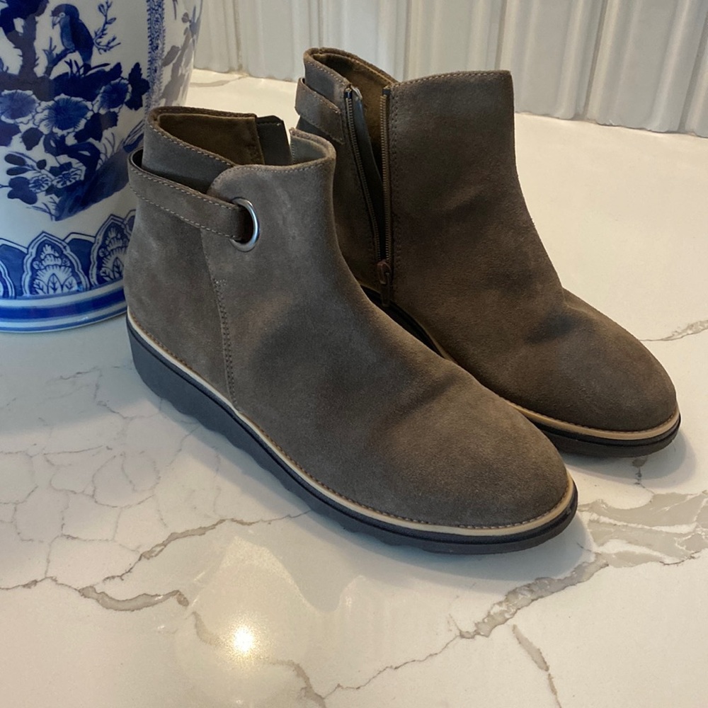 Clarks brown suede boots size 9. Rubber soles.